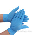 Blaue nitrile Handschuhe tragen ölbeständige Handschuhe